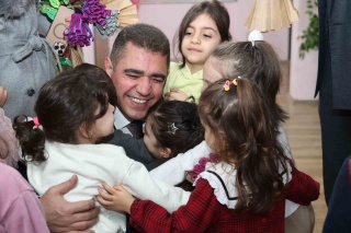 VALİ ASLAN VE EŞİ, DÜZCE BELEDİYESİ KREŞİNDE ÇOCUKLARLA BULUŞTU