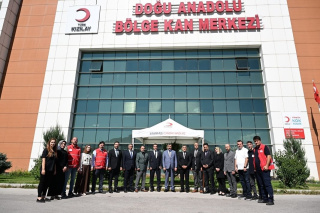 VALİ ÇİFTÇİ KAN MERKEZİNİ ZİYARET ETTİ
