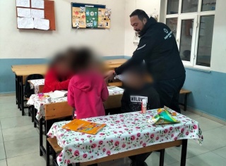 VEZİRKÖPRÜ İLÇESİNDEKİ İLKOKUL ÖĞRENCİLERİNE KIŞ HEDİYESİ