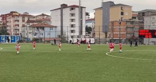 YAVRU KÖPEK DERBİ MAÇINDA FUTBOLCULARIN ANTRENMANINA ORTAK OLDU