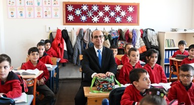 Yeşilyurt Belediye Başkanı Öğrencilere Eğitim Destek Programı Kapsamında Kitap Dağıttı