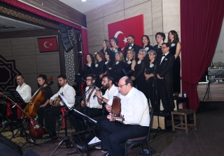 YUNUSEMRE BELEDİYESİ TÜRK SANAT MÜZİĞİ KOROSU SANATSEVERLERLE BULUŞTU