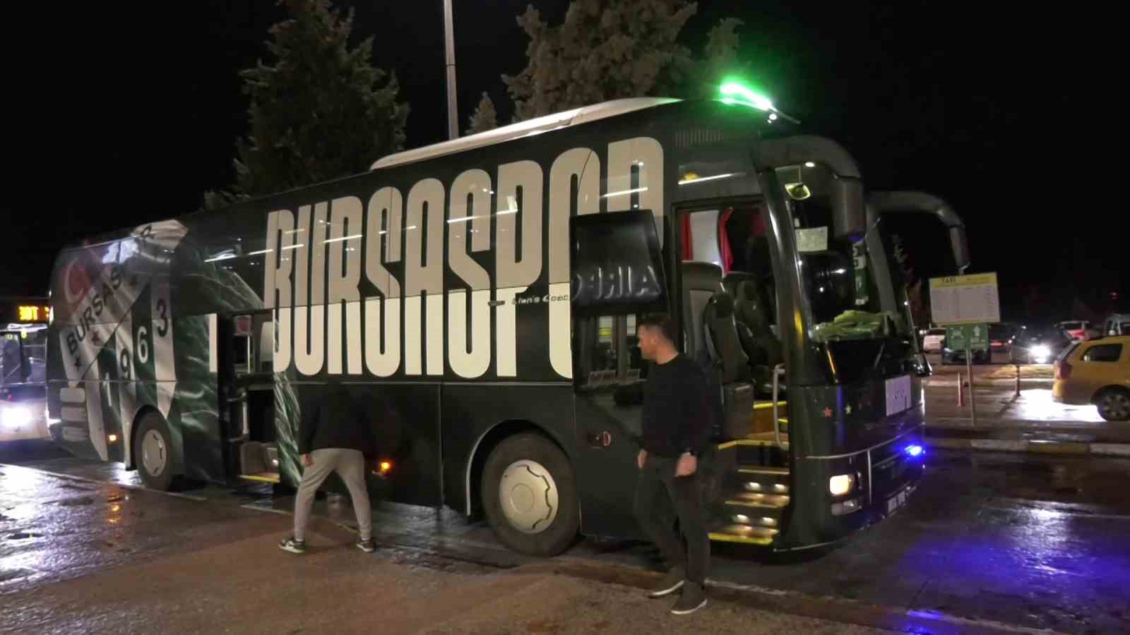 TARAFTARLAR FUTBOLCULARA DESTEK VERDİ