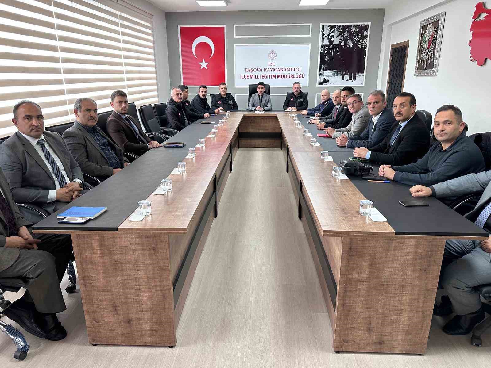 TAŞOVA İLÇESİNDE AFETLERE HAZIRLIK TOPLANTISI GERÇEKLEŞTİRİLDİ