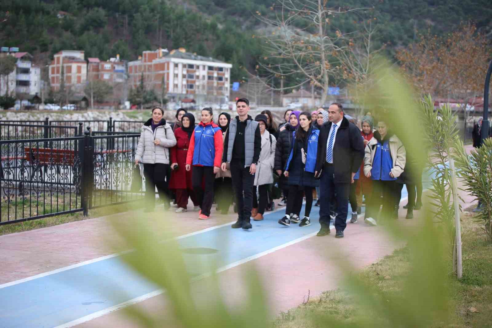 TAŞOVA'DA KADINLAR SPORLA BULUŞUYOR