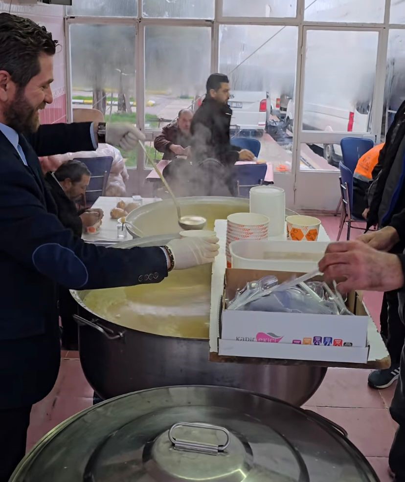 TAVAS BELEDİYESİ VATANDAŞLARA SICAK ÇORBA İKRAMINDA BULUNDU