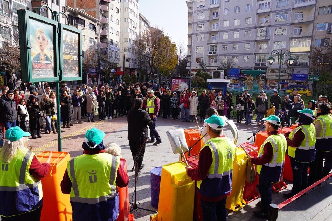 TEMİZLİK İŞÇİLERİNDEN OLUŞAN EKO ŞOV RİTİM GRUBU ESKİŞEHİRLİLERİ COŞTURDU!