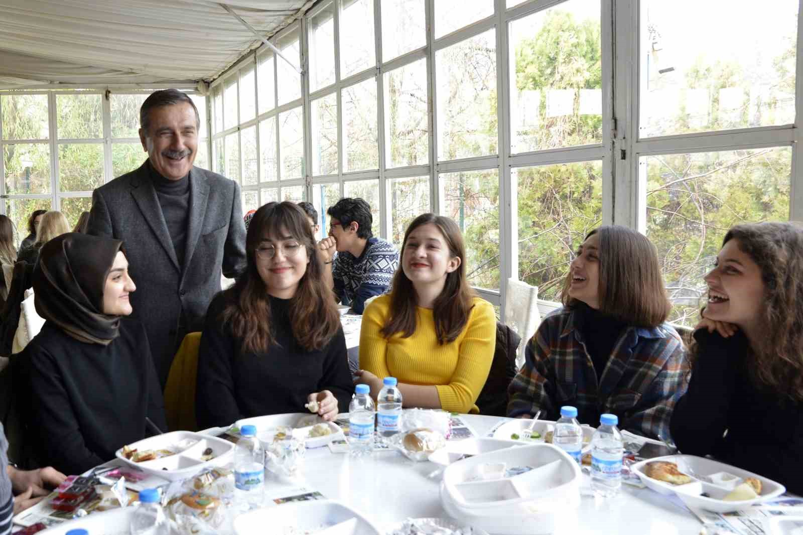 TEPEBAŞI BELEDİYESİ GENÇLERİ DESTEKLEMEYE DEVAM EDİYOR