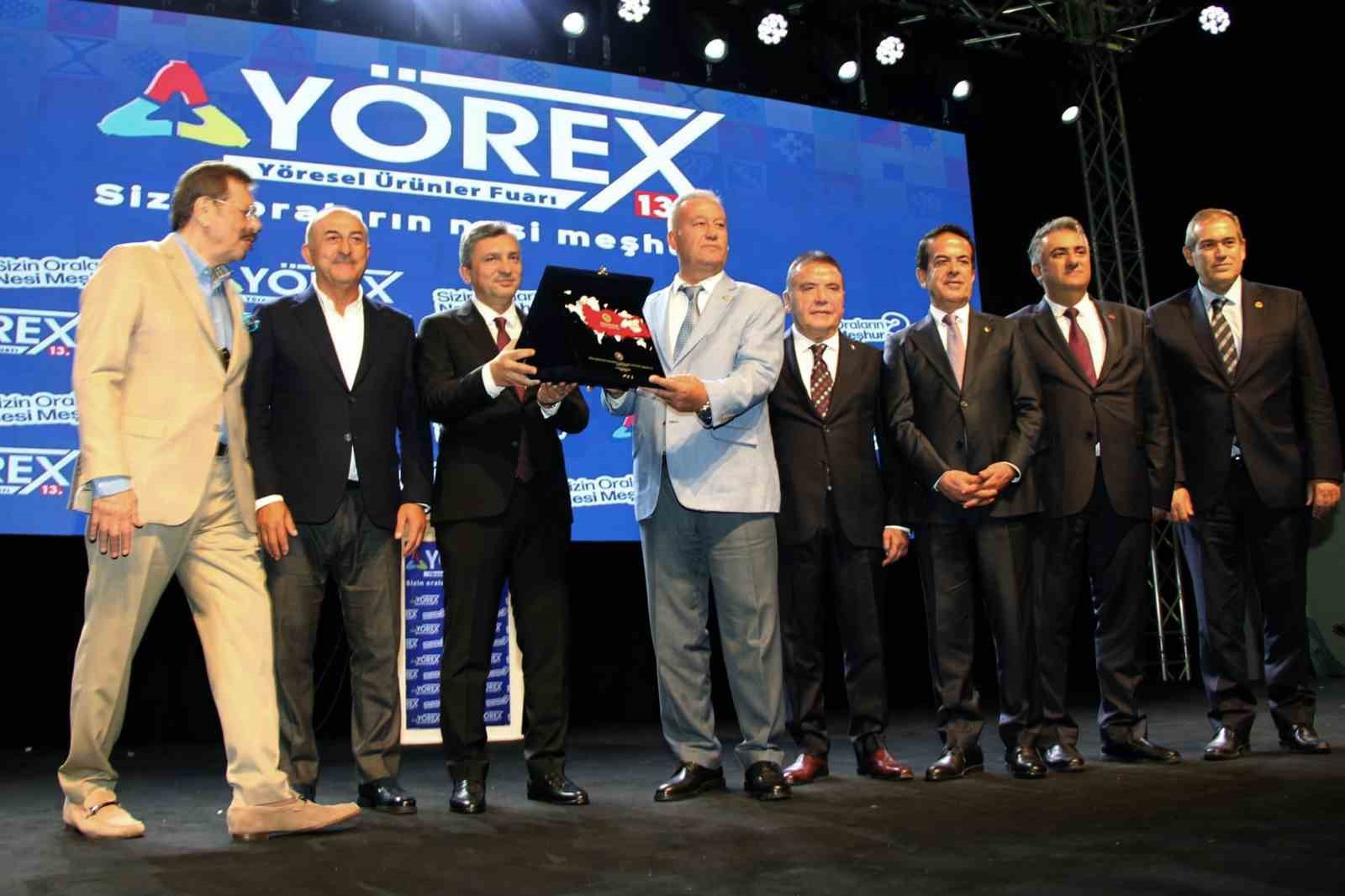TOBB BAŞKANI HİSARCIKLIOĞLU ARABAN SARIMSAĞI ÜRETİCİSİNE PLAKET TAKDİM ETTİ