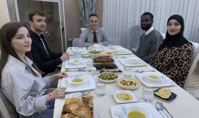 TOGÜ Rektörü Prof. Dr. Fatih Yılmaz Öğrencileri Evlerinde Misafir Ederek İftar Sofralarında Bir Araya Getirdi
