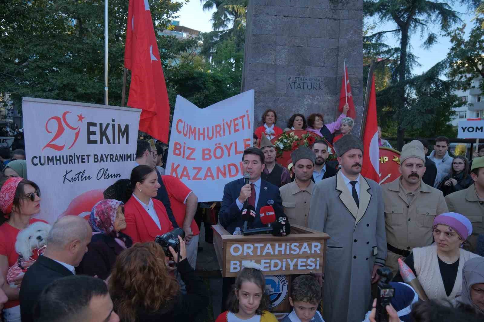 TRABZON’DA CUMHURİYET YÜRÜYÜŞÜ BÜYÜK İLGİ GÖRDÜ