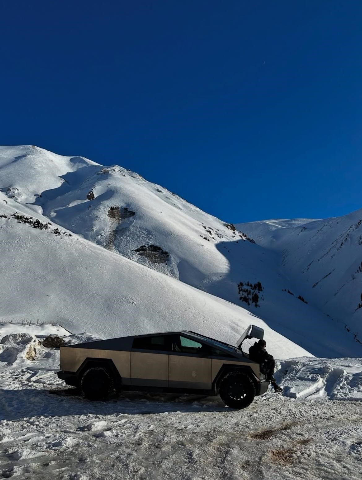 TRABZON’DA NADİR GÖRÜLEN TESLA CYBERTRUCK KAR ÜSTÜNDE GÖZ KAMAŞTIRIYOR