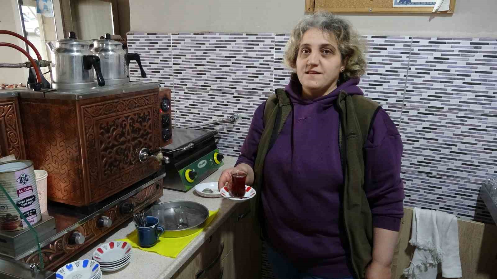 TRABZONLU TEK BAŞINA ÇAY OCAĞI İŞLETEN ANNE