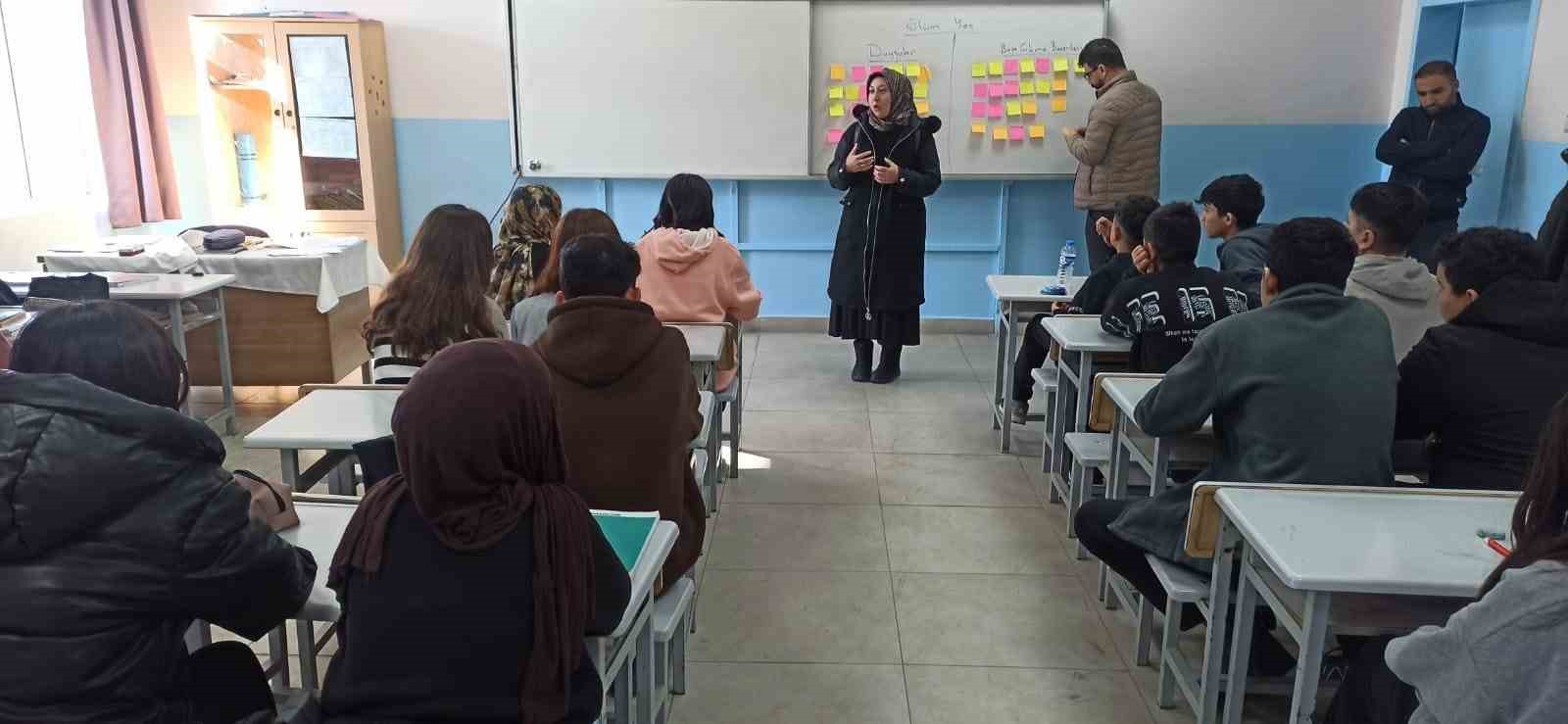 TRAUMATİK DURUMLARDA VERİLEN YAS TEPKİLERİ HAKKINDA BİLGİLENDİRME YAPILDI