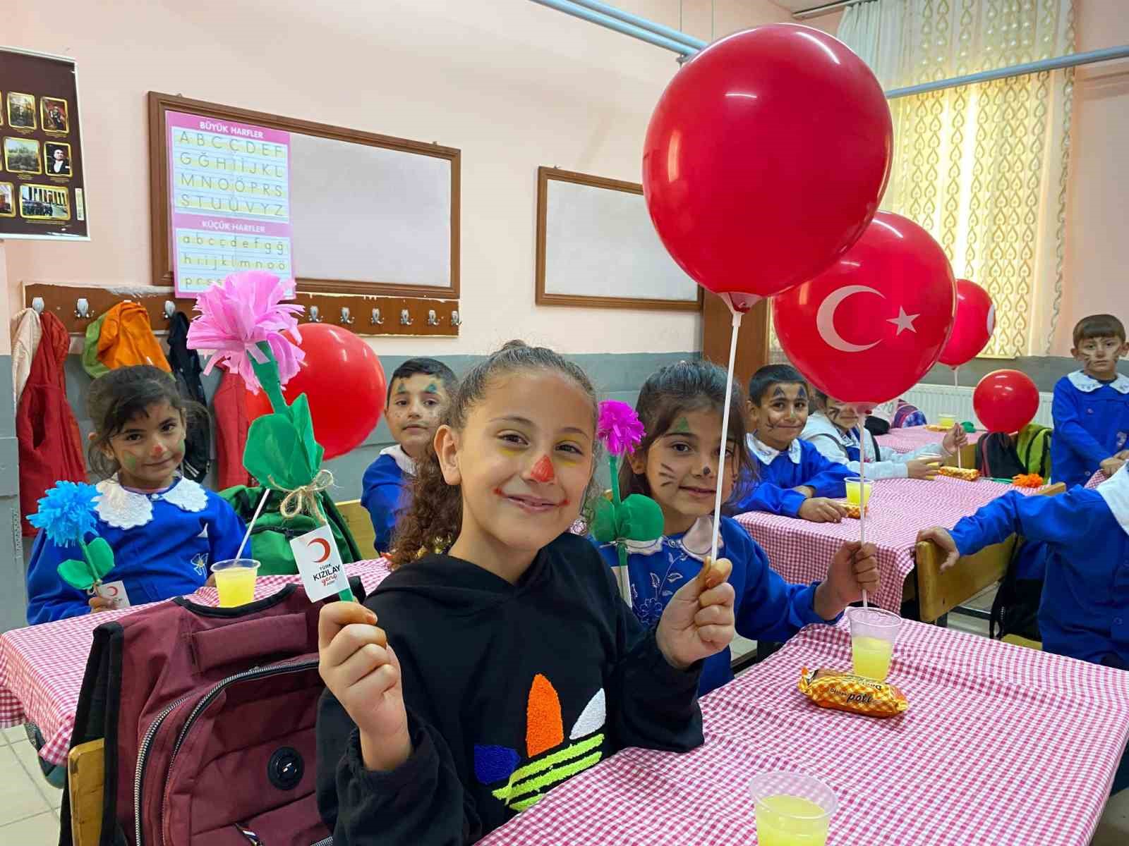 TÜRK KIZILAY’I AĞRI ŞUBESİ GÖNÜLLÜLERİ KÖY OKULU ÖĞRENCİLERİYLE EĞLENDİ