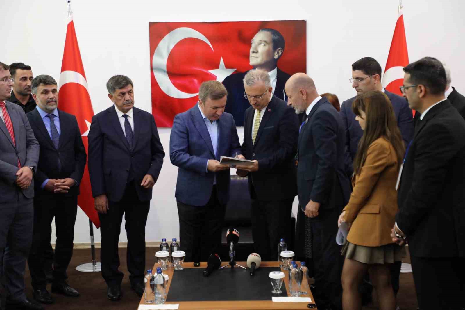 TÜRKİYE YÜZYILINDA ULUSLARARASI TÜRK DİASPORASI SEMPOZYUMUNDA İMZA TÖRENİ GERÇEKLEŞTİRİLDİ