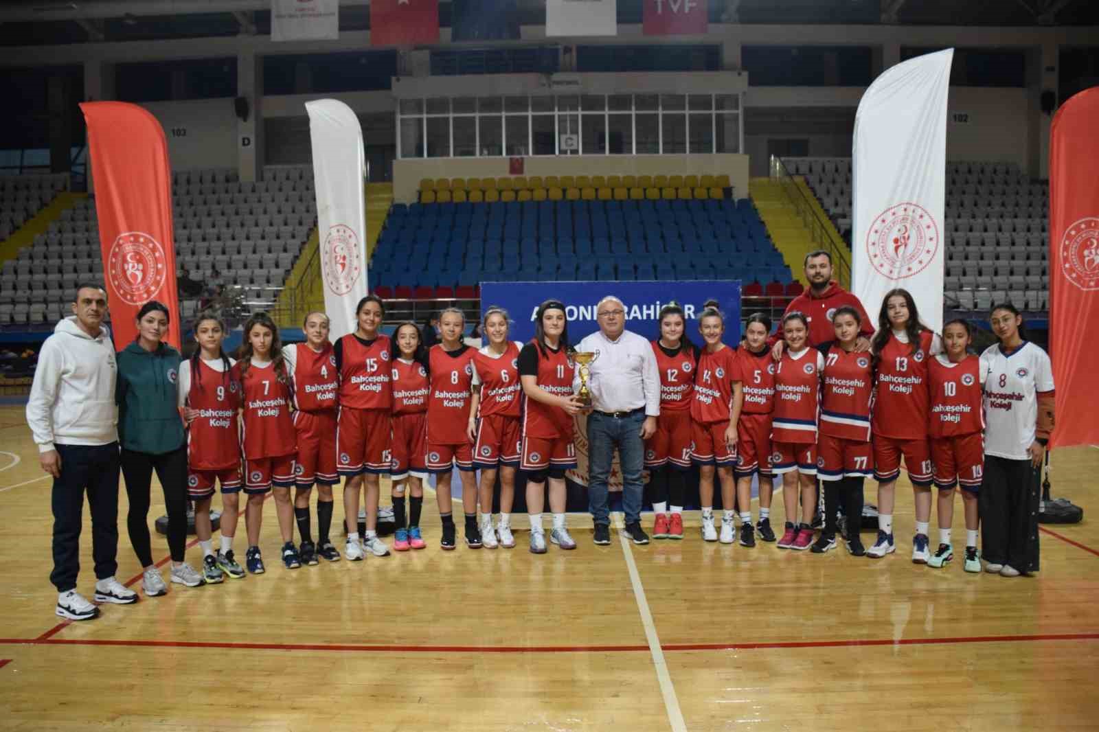 U-14 KIZLAR BASKETBOL MÜSABAKALARI ÖDÜL TÖRENİYLE SON BULDU