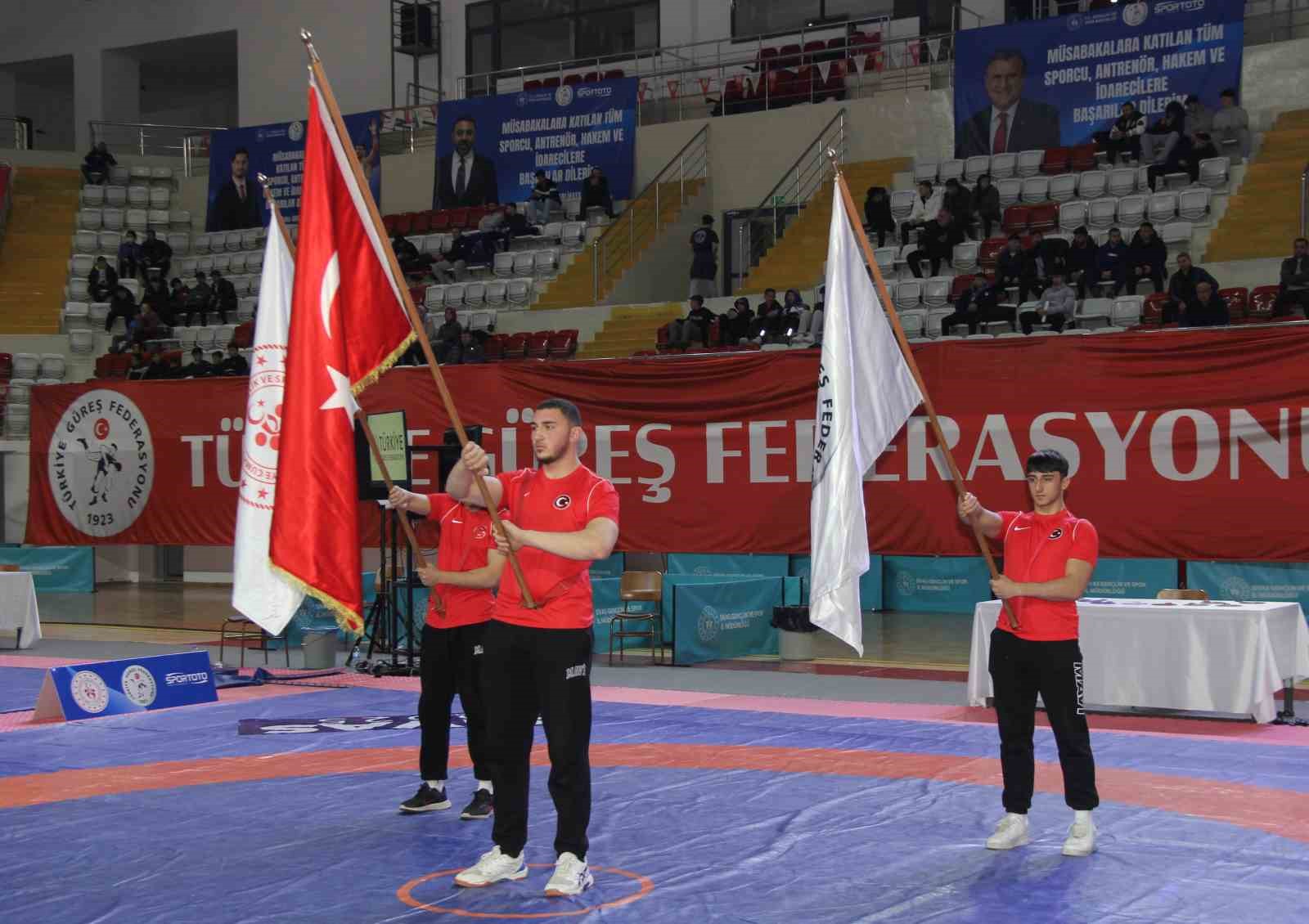 U23 SERBEST TÜRKİYE GÜREŞ ŞAMPİYONASI SİVAS'TA DEVAM EDİYOR
