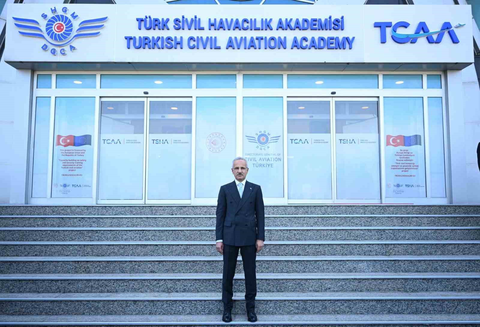 ULAŞTIRMA BAKANI URALOĞLU, HAVAYOLU FİRMALARIYLA TOPLANTI SONRASI AÇIKLAMA YAPTI