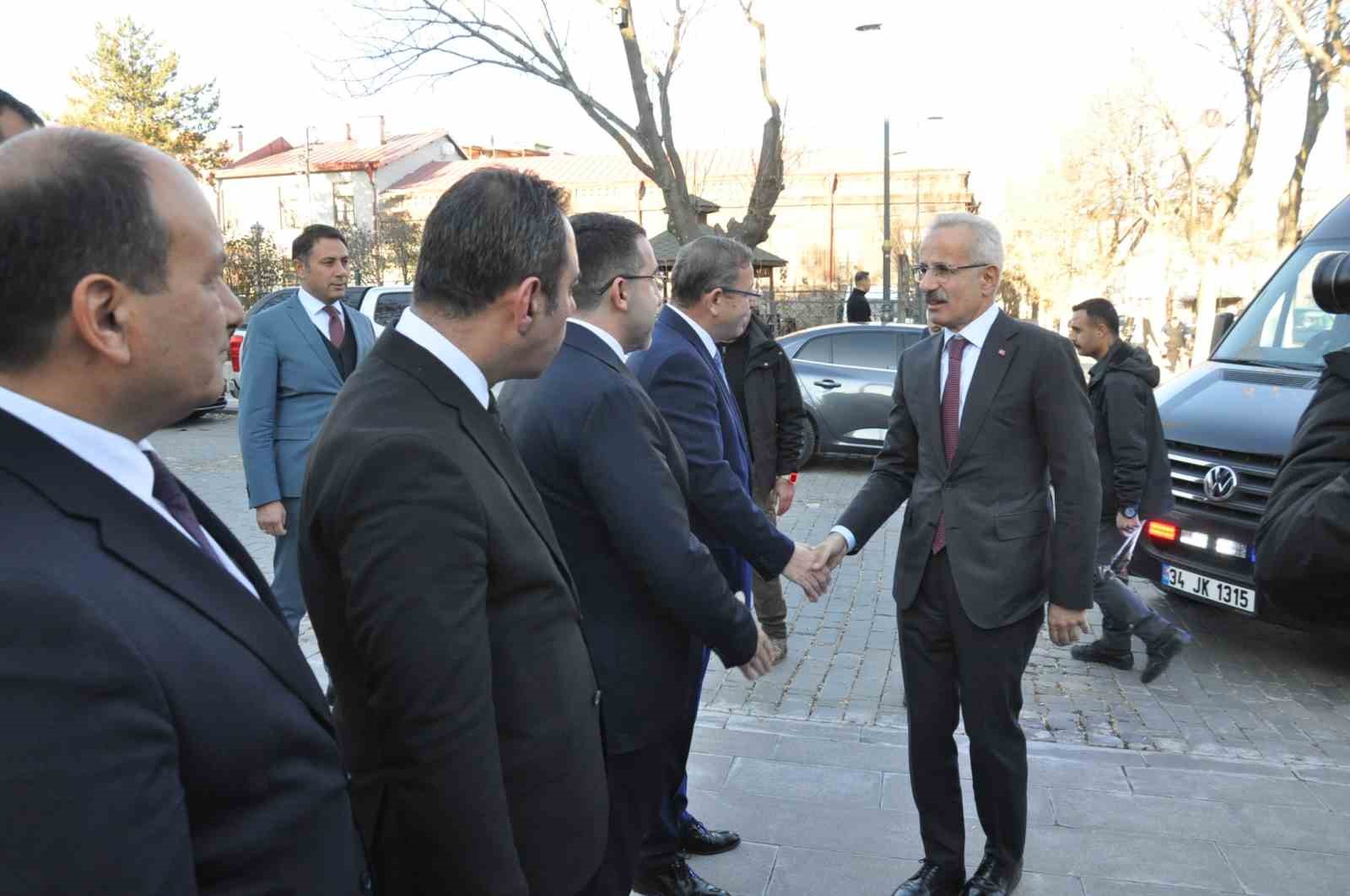 ULAŞTIRMA VE ALTYAPI BAKANI KARS'TA DEV PROJELERİ DEĞERLENDİRDİ