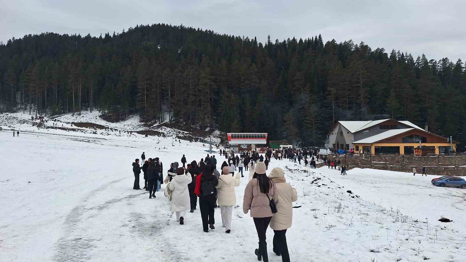 ÜNİVERSİTE ÖĞRENCİLERİNDEN ILGAZ DAĞI'NDA KAR KEYFİ