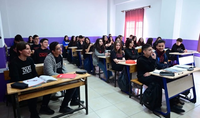 Uşak Valisi Orhan Dengiz Anadolu Lisesi'ni Ziyaret Etti