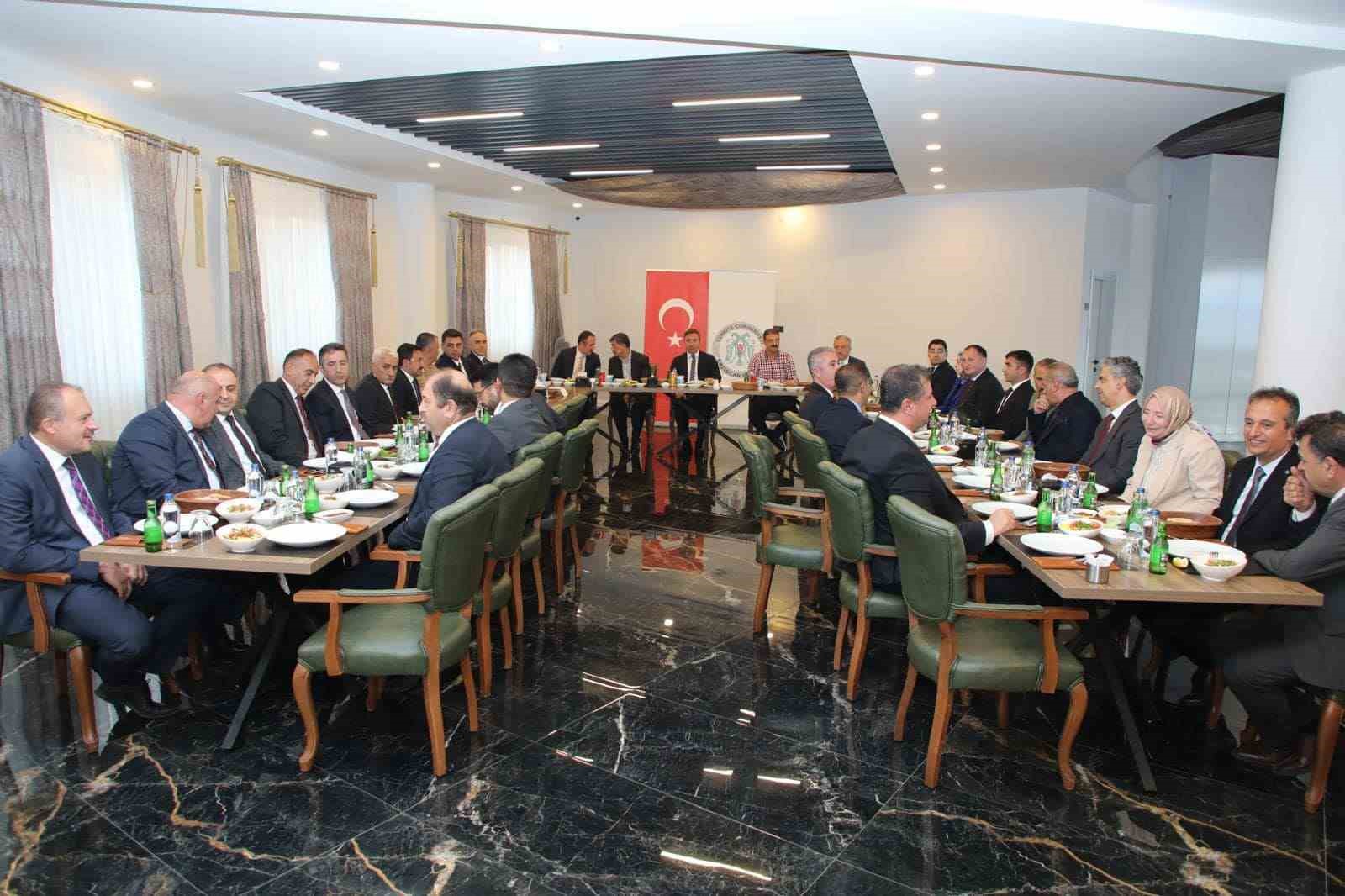 VALİ AYDOĞDU, BURAK MUMCU VE KEMALETTİN ÇETİN İÇİN VEDA YEMEĞİ DÜZENLEDİ