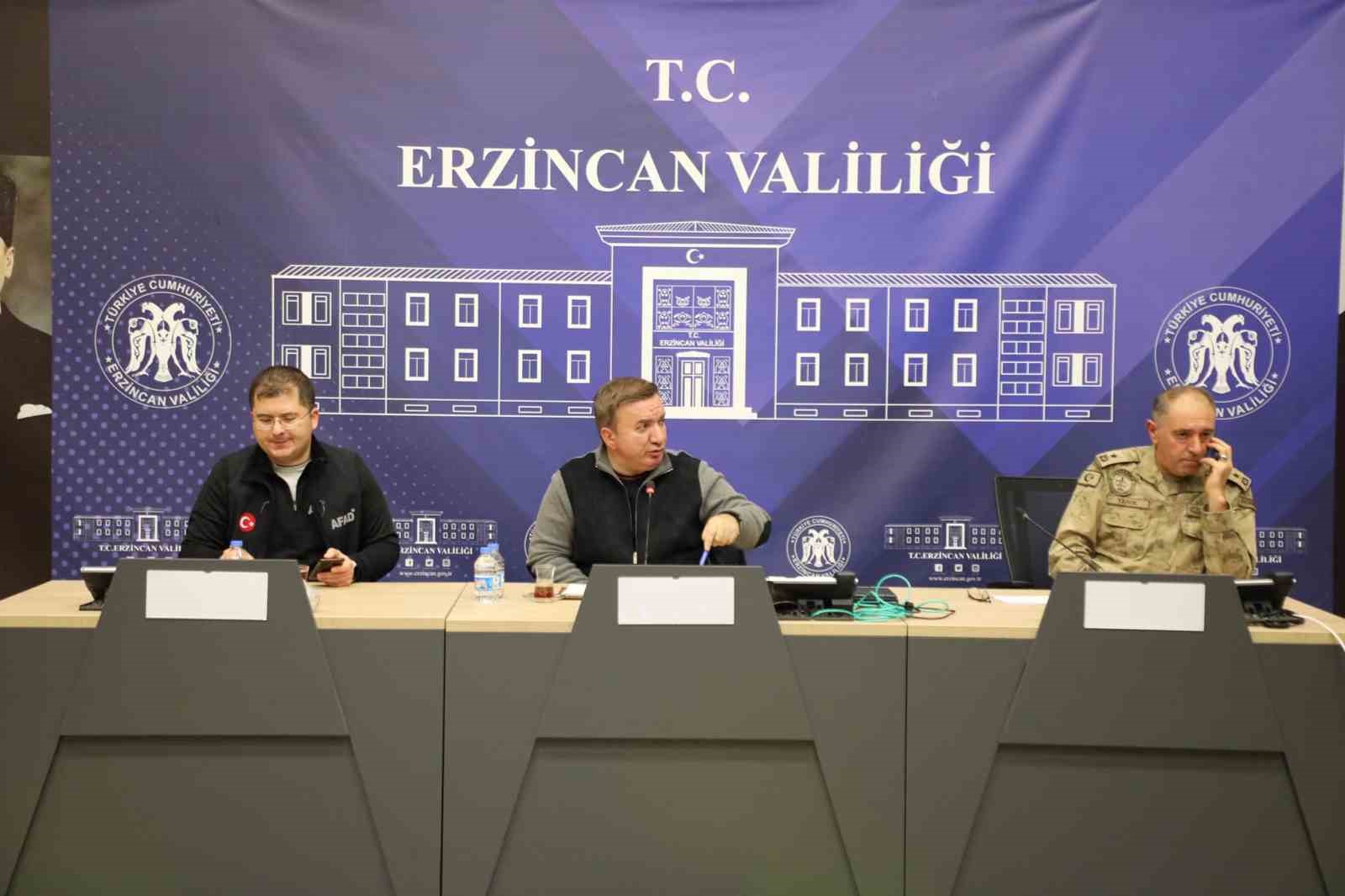 VALİ AYDOĞDU KRİZ MERKEZİ'NDE KAR YAĞIŞIYLA MÜCADELE EDİYOR