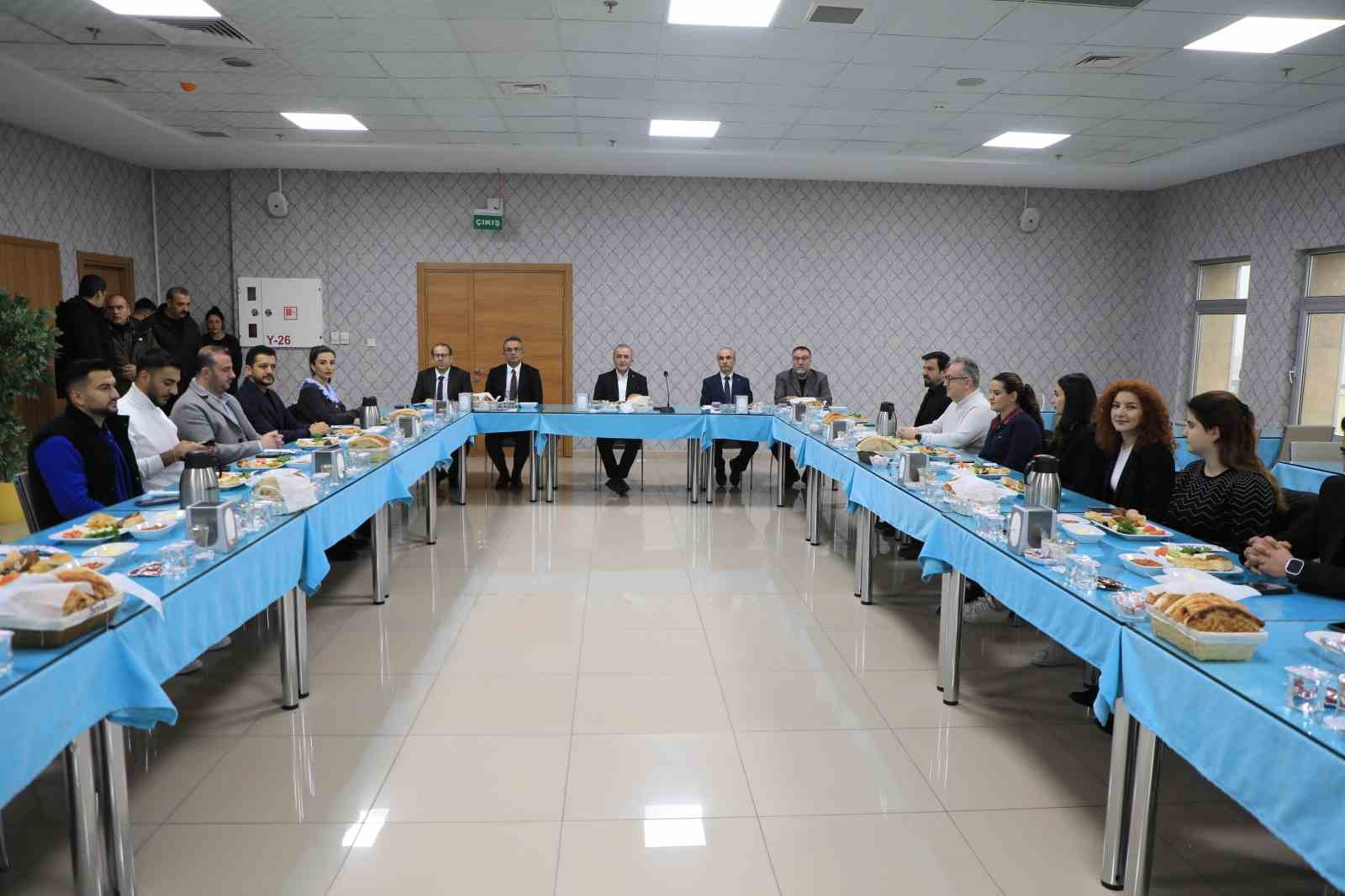 VALİ HATİPOĞLU GAZETECİLERLE BULUŞTU