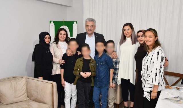 Vali Makas ve Eşi Çocuklarla İftar Yaptı
