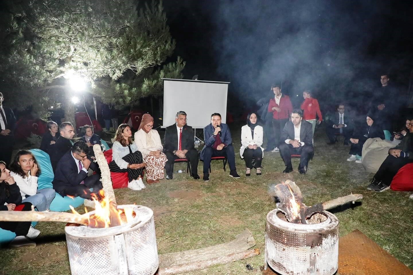 VALİ MUSA IŞIN GENÇLERLE ZAFER KAMPINDA BULUŞTU
