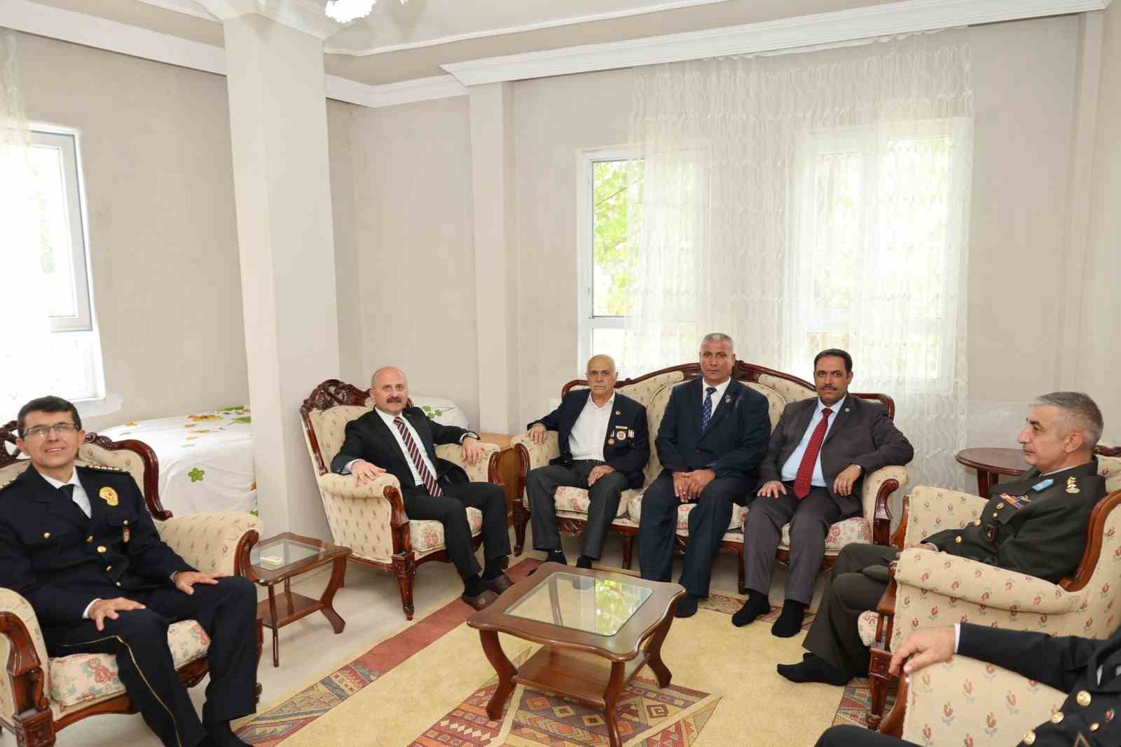 VALİ OSMAN VAROL GAZİLERİ EVLERİNDE ZİYARET ETTİ