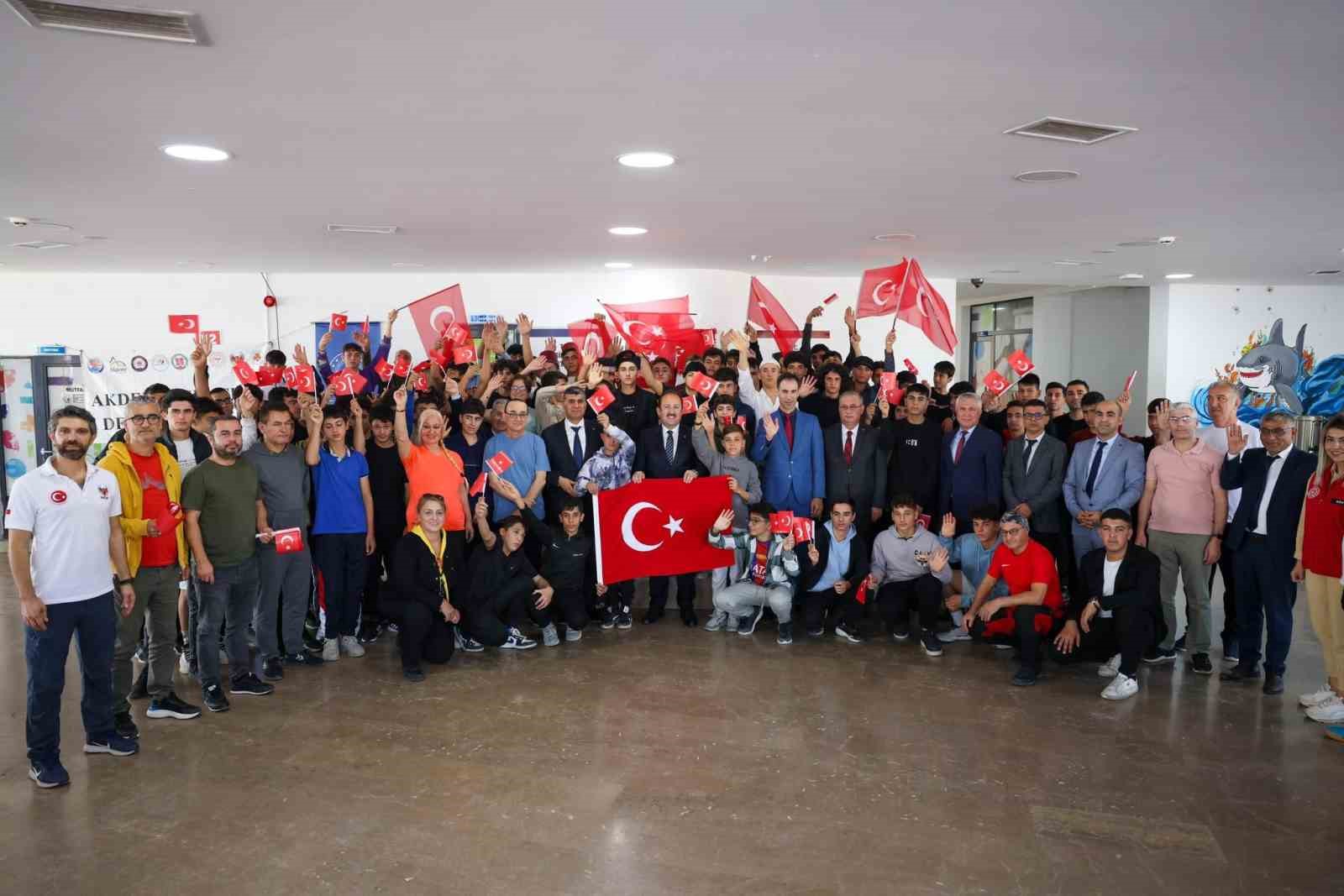 VALİ PEHLİVAN GENÇLERLE BULUŞTU