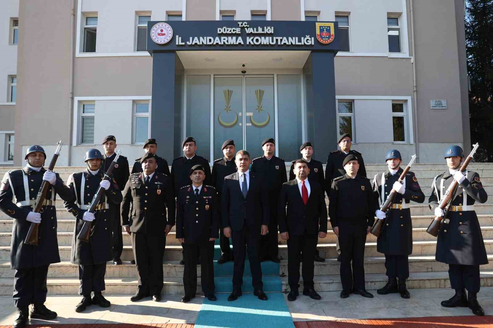 VALİ SELÇUK ASLAN, DÜZCE JANDARMA TEŞKİLATIYLA BRİFİNG TOPLANTISI GERÇEKLEŞTİRDİ