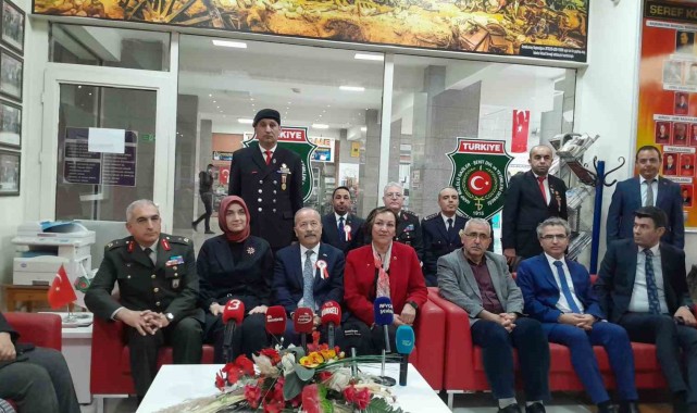 Vali Yiğitbaşı Çanakkale Şehitleri Anma Günü Dolayısıyla Derneği Ziyaret Etti