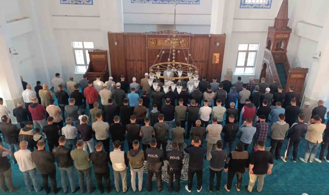 Van’da Bayram Namazı Coşkusu: Cemaat Bir Arada Bayramlaştı