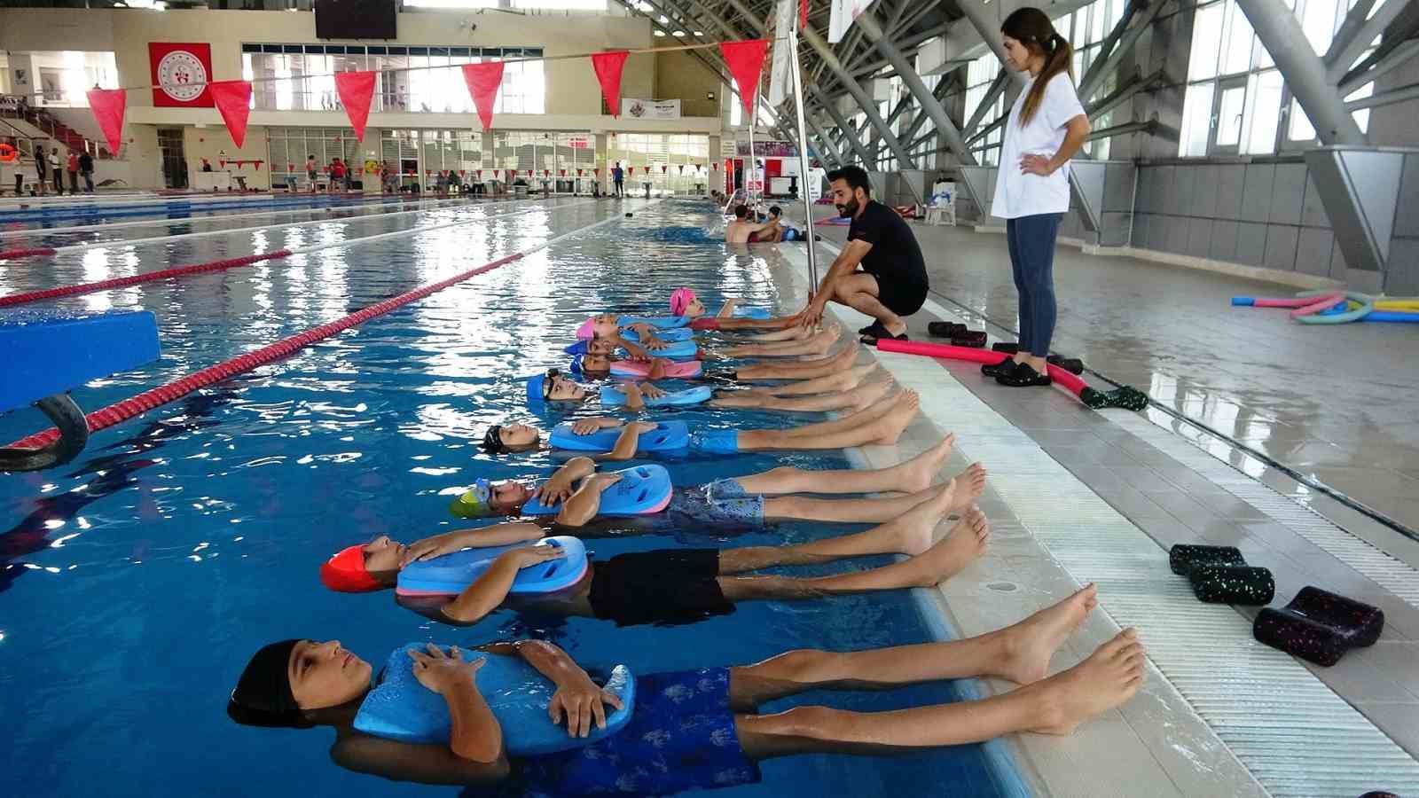 VAN’DA YÜZME PROJELERİYLE YÜZBİNLERCE KİŞİ YÜZME ÖĞRENİYOR