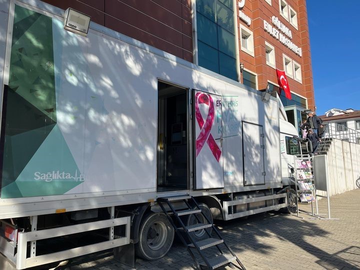 VATANDAŞLARIN AYAĞINA SAĞLIK HİZMETİ GİDİYOR: MOBİL KANSER TARAMA TIRI GÖLYAKA'YA GELDİ