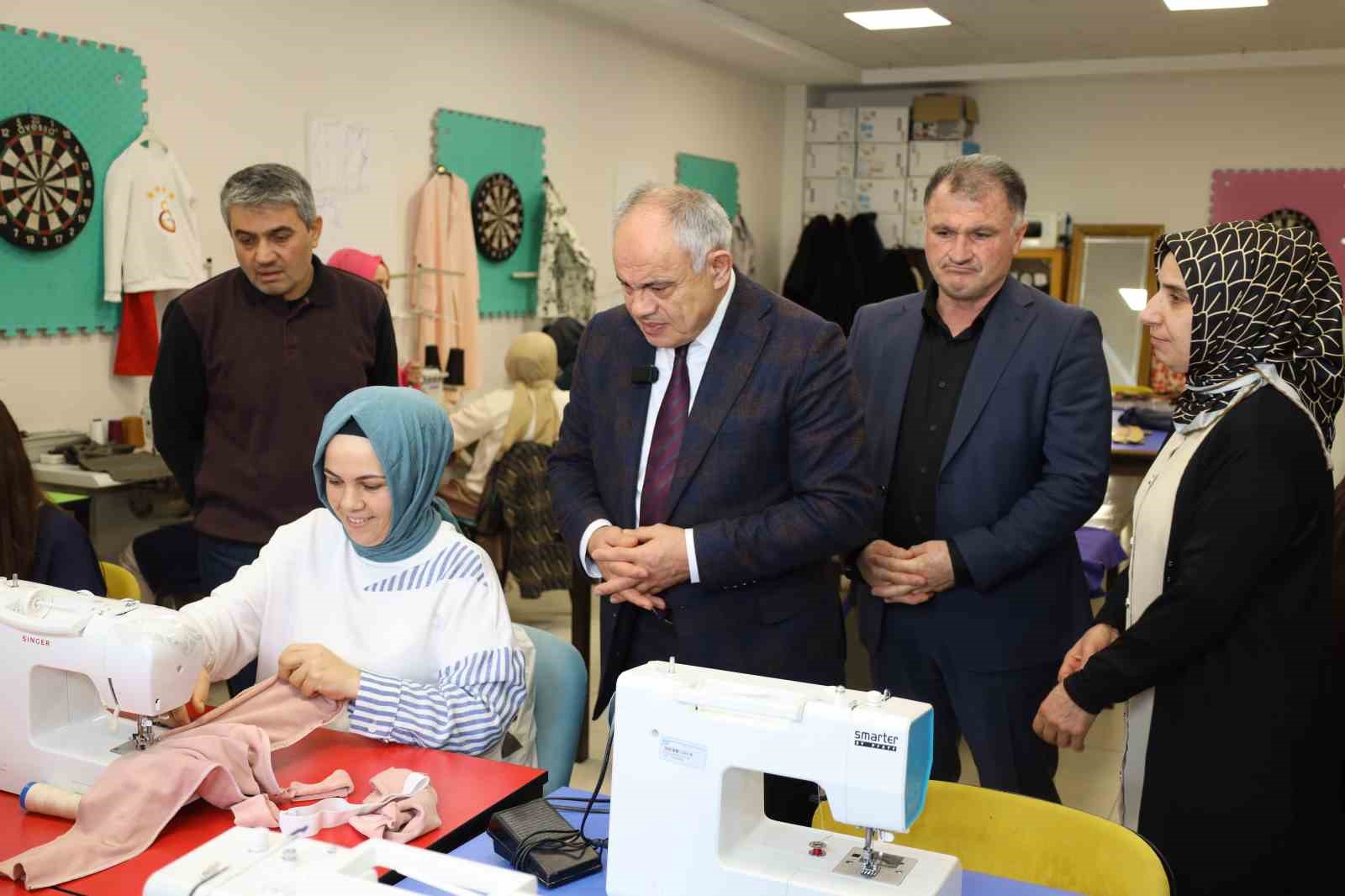 YAHYALI'DA KADINLAR İÇİN AÇILAN TEKSTİL KURSU İSTİHDAM KAPILARINI AÇIYOR
