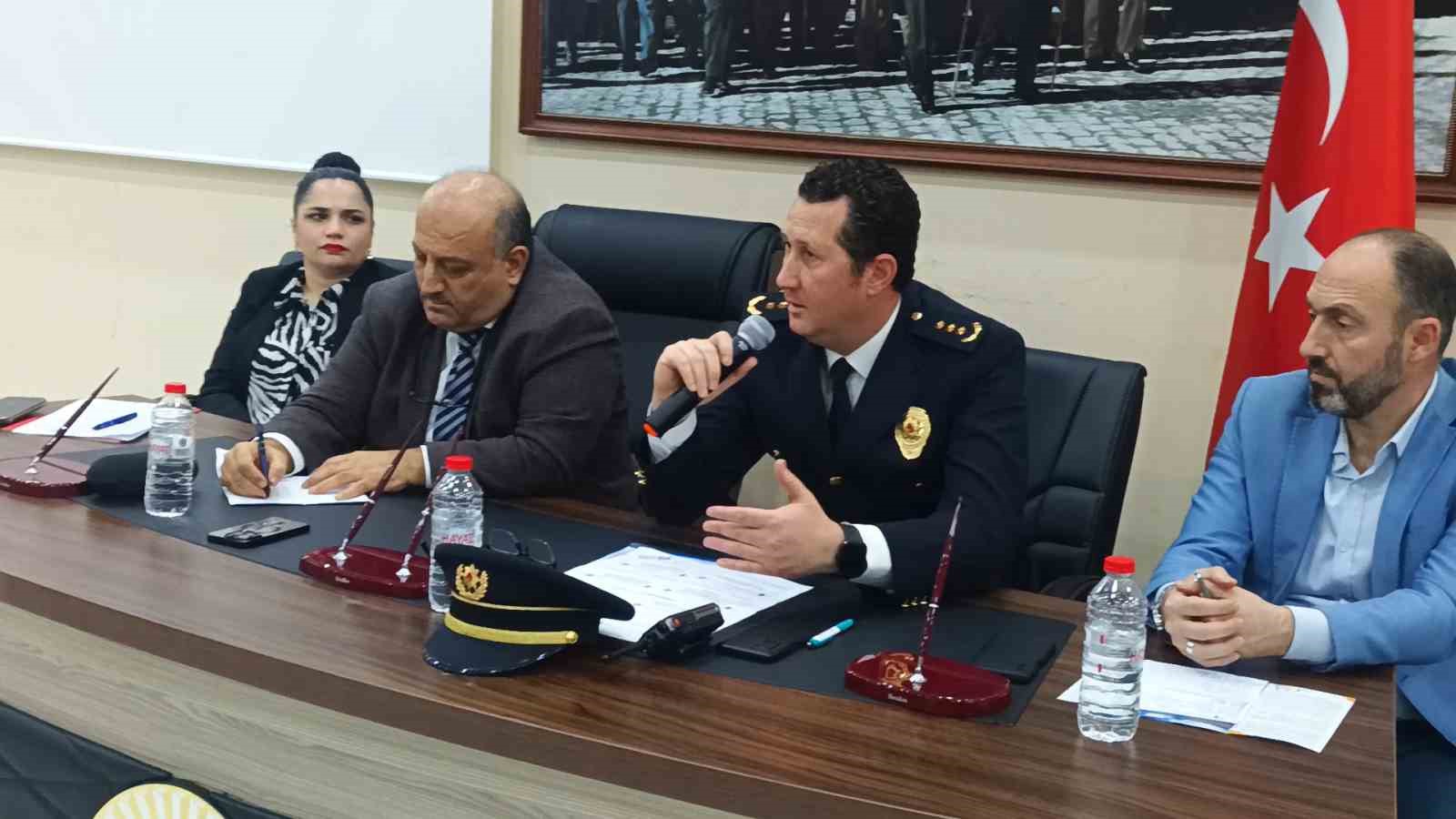 YALOVA'DA İL MÜDÜRLERİ GENÇLERLE BULUŞTU: SOSYAL MEDYADAN SOSYALLEŞMEYE İLİŞKİN PANEL DÜZENLENDİ