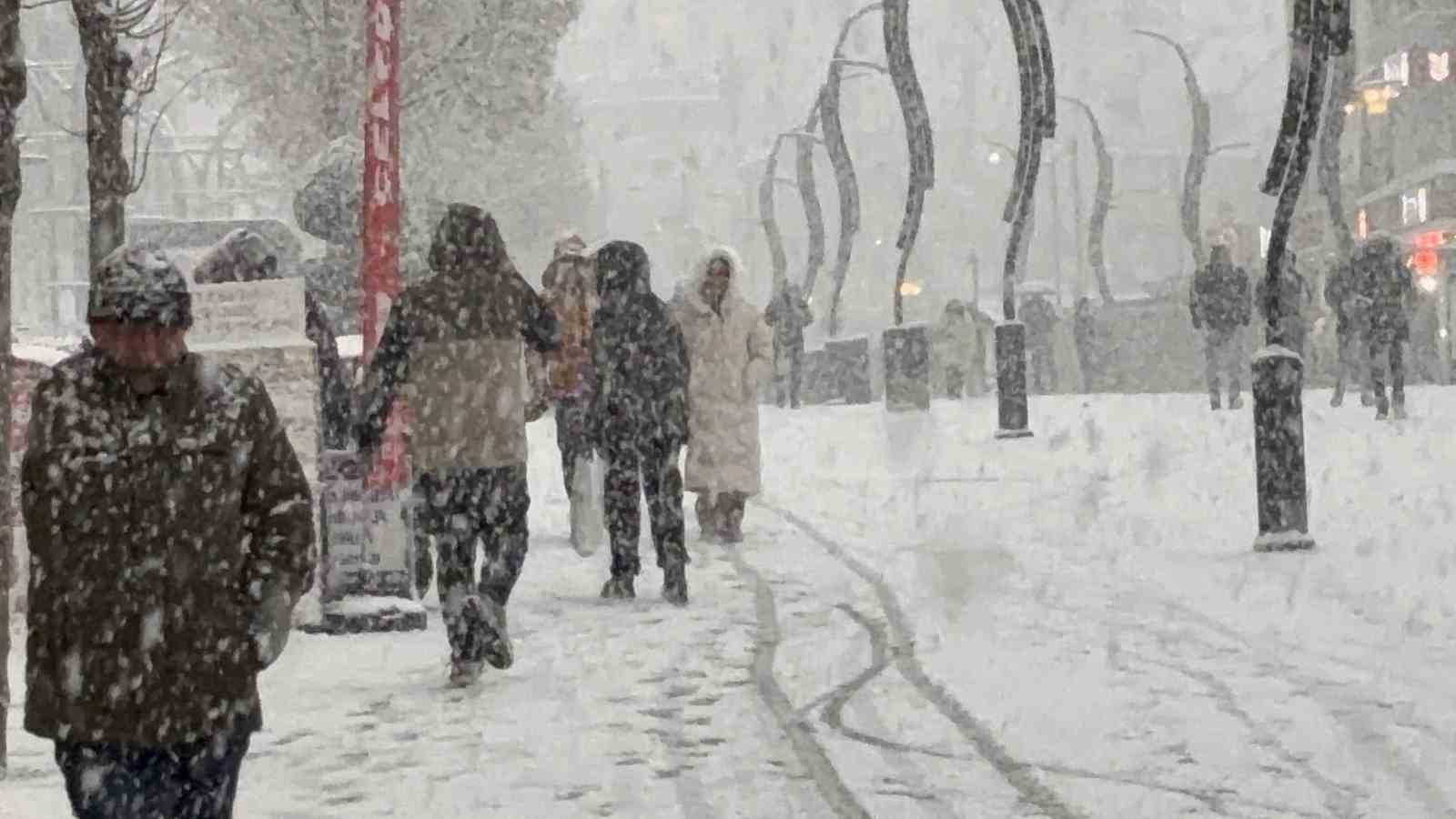 YARIN BOLU'DA EĞİTİME KAR ENGELİ!