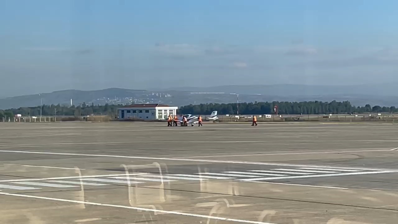 YENİŞEHİR HAVALİMANI'NDA KAZA KIRIMA UĞRAYAN UÇAĞIN ENKAZI KALDIRILDI