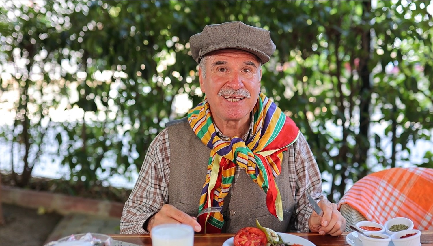 YEREL SANATÇI EŞREF GÜLPINAR, ÇİNE KÖFTESİ İÇİN ŞİİR YAZDI