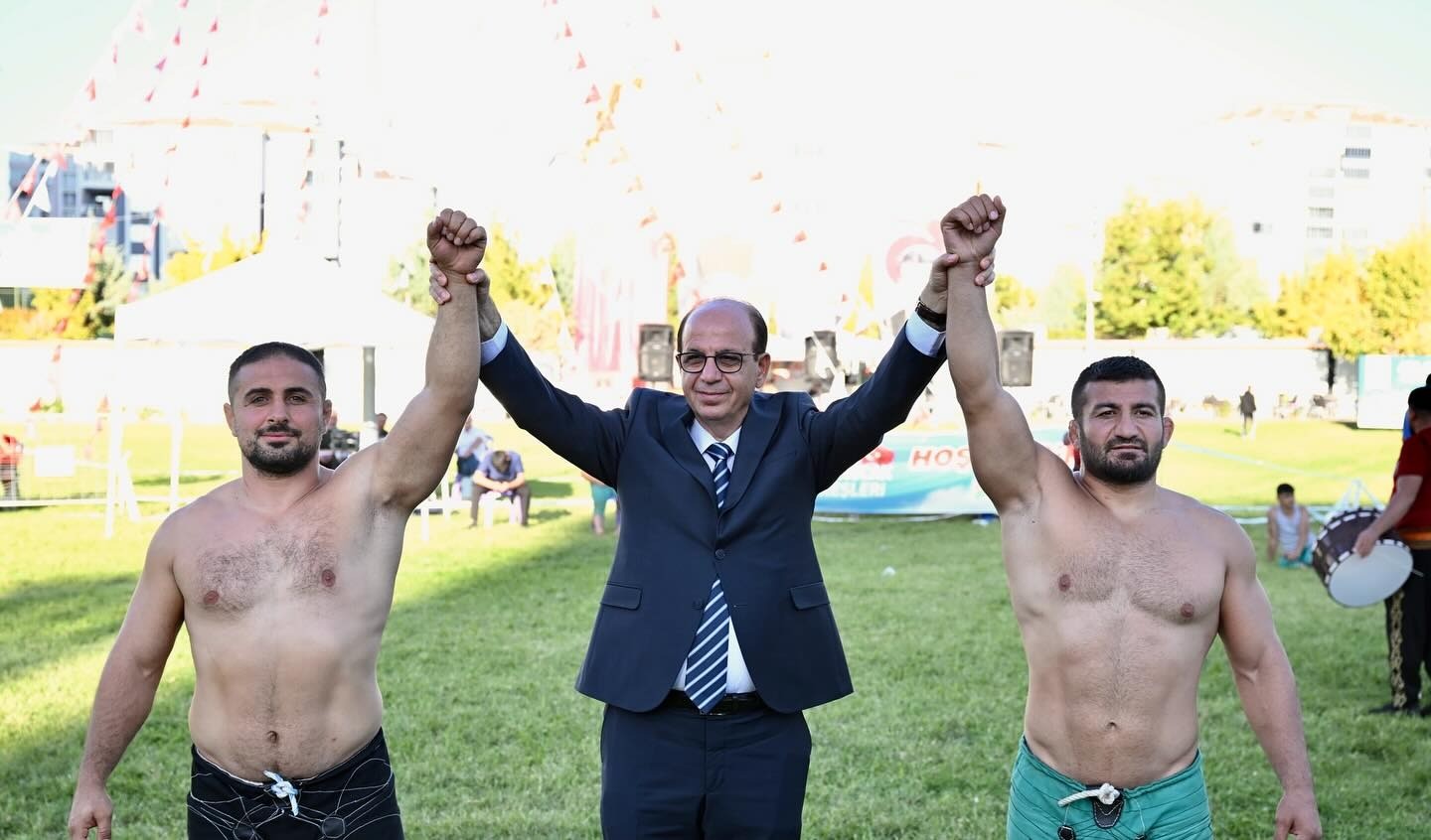 YEŞİLYURT BELEDİYESİ'NİN DÜZENLEDİĞİ ULUSLARARASI TURGUT ÖZAL KARAKUCAK GÜREŞLERİ HEYECANLA SONA ERDİ