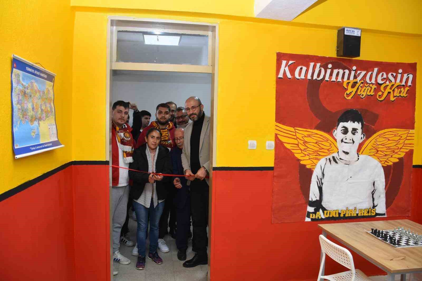YİĞİT KURT'UN ADI VERİLEN KÜTÜPHANENİN AÇILIŞI DUYGU DOLU ANLARLA GERÇEKLEŞTİ