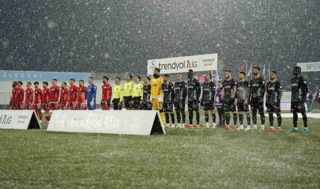 Yoğun Kar Yağışı Nedeniyle Ümraniyespor ve Sakaryaspor Arasında Beraberlik