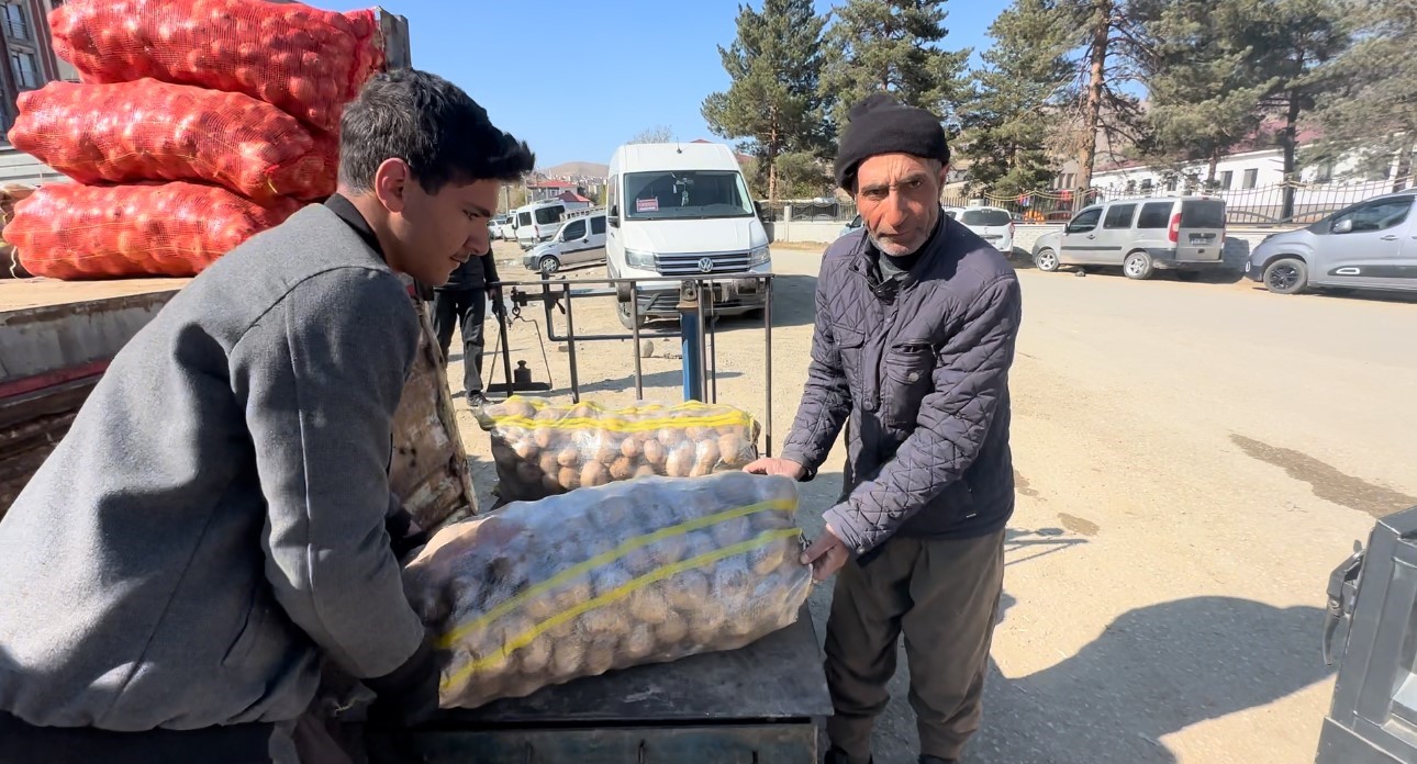 YÜKSEKOVA'DA KIŞ HAZIRLIKLARI BAŞLADI: PATATES VE SOĞAN STOKLARI ARTIYOR