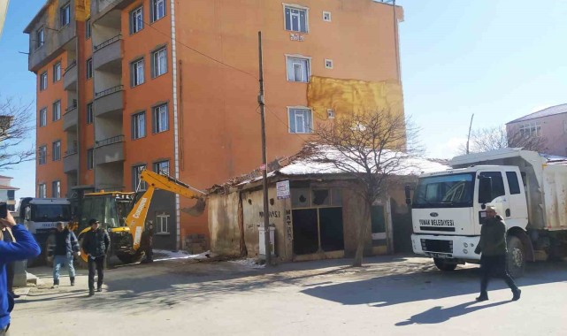 Yunak ilçesinde Metruk Binaların Yıkımına Başlandı