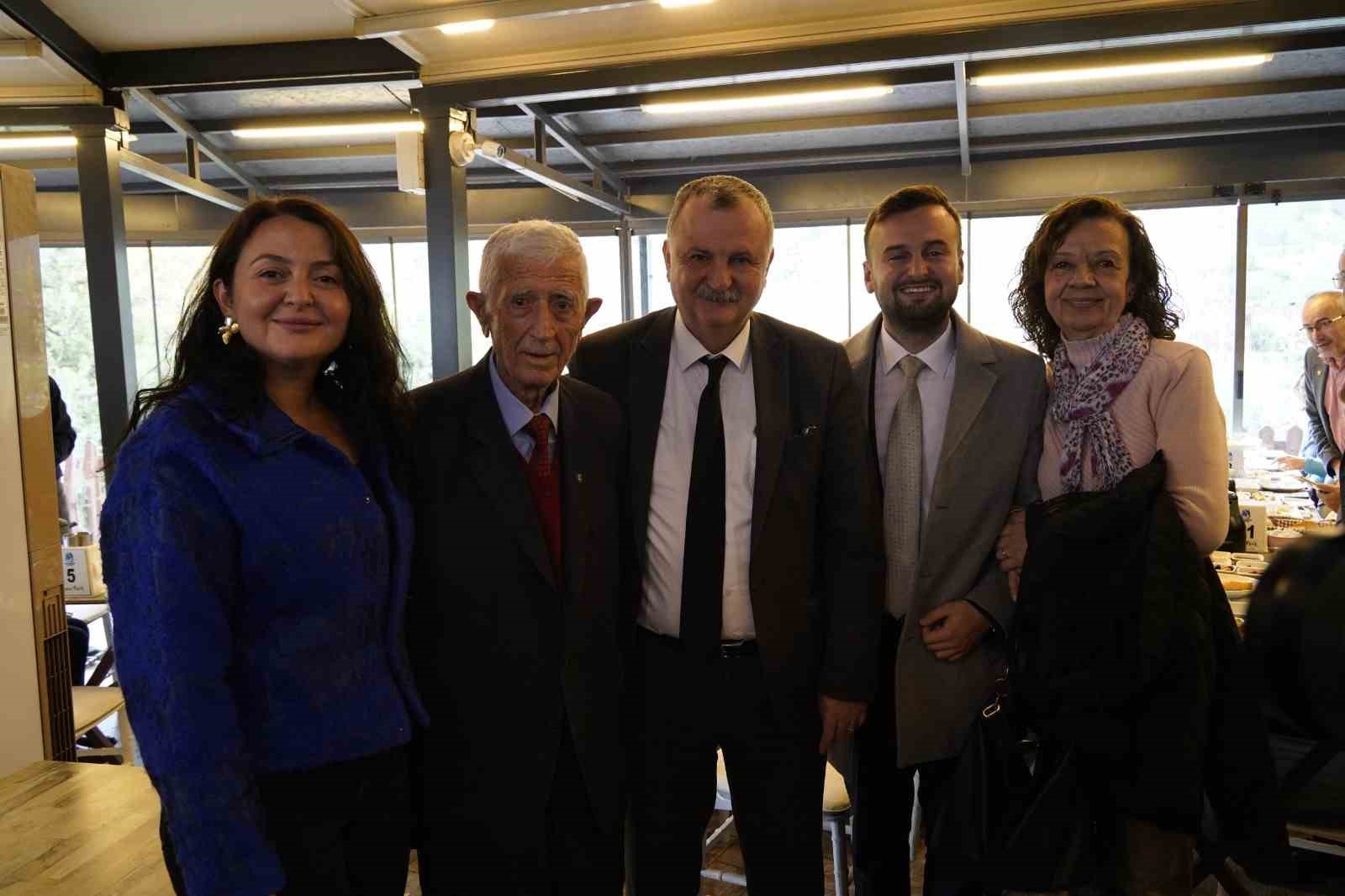 YUNUSEMRE BELEDİYE BAŞKANI EMEKLİ ÖĞRETMENLERİ AĞIRLADI