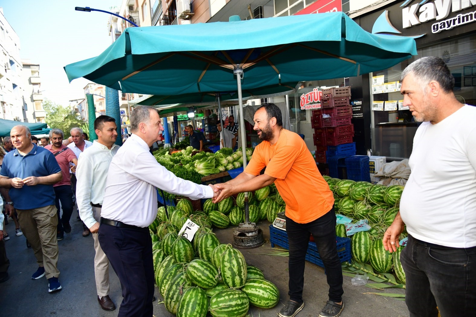 YUNUSEMRE BELEDİYE BAŞKANI ESNAF ZİYARETİNDE
